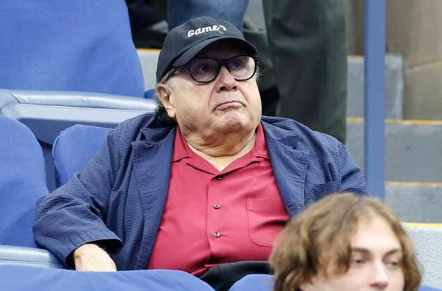 Danny DeVito sits in the stands to watch Jannik Sinner of Italy play Carlos Alcaraz of Spain in the Men s Finals of the 2025 US Open Tennis Championship in Arthur Ashe Stadium at the USTA Billie Jean King National Tennis Center in Flushing Meadows, New York, on Sunday, September 7, 2025.  NYP20250907108 COREYxSIPKIN