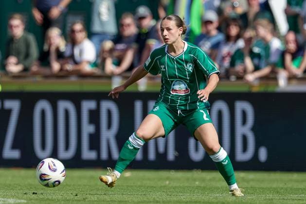 Chiara D Angelo SV Werder Bremen, 2 on the ball, cropped image, single image, full body, action, action, match scene, THE DFB REGULATIONS PROHIBIT ANY USE OF PHOTOGRAPHS AS IMAGE SEQUENCES AND OR QUASI VIDEO , 07 09 2025, Bremen Germany , Football, Google Pixel Womens Bundesliga, SV Werder Bremen SC Freiburg xobx
