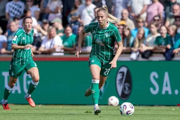 Sharon Beck SV Werder Bremen, 27 on the ball, single image, full body, action, action, match scene, THE DFB GUIDELINES PROHIBIT ANY USE OF PHOTOGRAPHS AS IMAGE SEQUENCES AND OR QUASI VIDEO DFB REGULATIONS PROHIBIT ANY USE OF PHOTOGRAPHS AS IMAGE SEQUENCES AND OR QUASI VIDEO , 07 09 2025, Bremen Germany , Soccer, Google Pixel Women Bundesliga, SV Werder Bremen SC Freiburg xobx