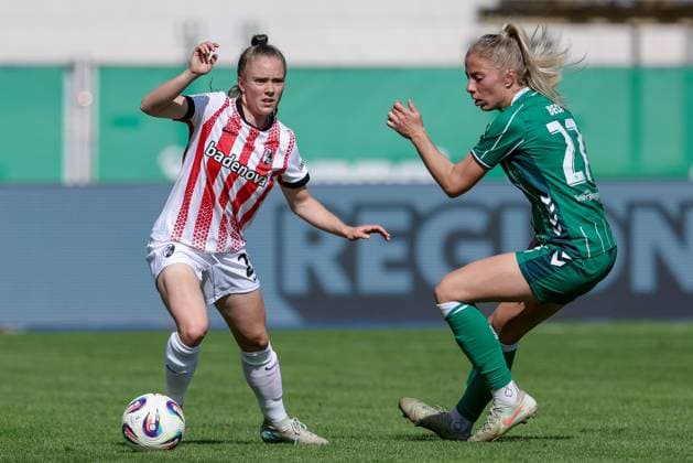 from left Lisa Kolb SC Freiburg, 22 and Sharon Beck SV Werder Bremen, 27 in a duel, dynamic, action, action, game scene, THE DFB REGULATIONS PROHIBIT ANY USE OF PHOTOGRAPHS AS IMAGE SEQUENCES AND OR QUASI VIDEO , 07 09 2025, Bremen Germany , Football, Google Pixel Womens Bundesliga, SV Werder Bremen SC Freiburg xobx