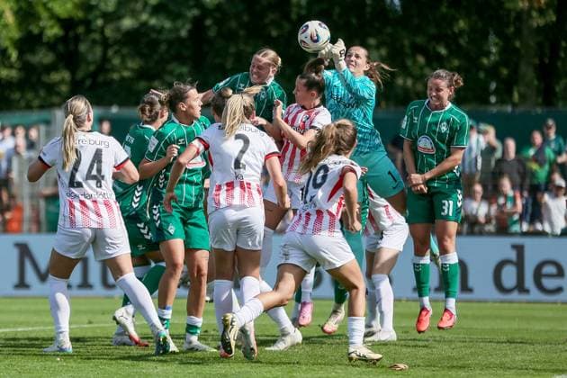 from left Lina Hausicke SV Werder Bremen, 18 heading the ball, Laura Benkarth goalkeeper, SC Freiburg, 1 fists the ball away, in duel, duel, dynamics, action, action, game scene, THE DFB REGULATIONS PROHIBIT ANY USE OF PHOTOGRAPHS AS IMAGE SEQUENCES AND OR QUASI VIDEO , 07 09 2025, Bremen Germany , Football, Google Pixel Womens Bundesliga, SV Werder Bremen SC Freiburg xobx