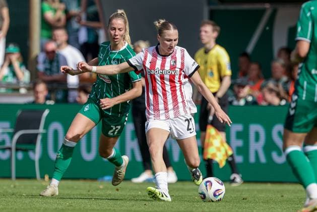from left Sharon Beck SV Werder Bremen, 27 and Sophie Nachtigall SC Freiburg, 27 in duel, duel, dynamic, action, action, game scene, THE DFB REGULATIONS PROHIBIT ANY USE OF PHOTOGRAPHS AS IMAGE SEQUENCES AND OR QUASI VIDEO , 07 09 2025, Bremen Germany , Football, Google Pixel Womens Bundesliga, SV Werder Bremen SC Freiburg xobx