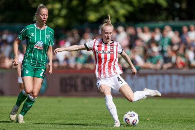 from left Sharon Beck SV Werder Bremen, 27 and Meret Felde SC Freiburg, 4 in duel, duel, dynamic, action, action, game scene, THE DFB REGULATIONS PROHIBIT ANY USE OF PHOTOGRAPHS AS IMAGE SEQUENCES AND OR QUASI VIDEO , 07 09 2025, Bremen Germany , Football, Google Pixel Womens Bundesliga, SV Werder Bremen SC Freiburg xobx