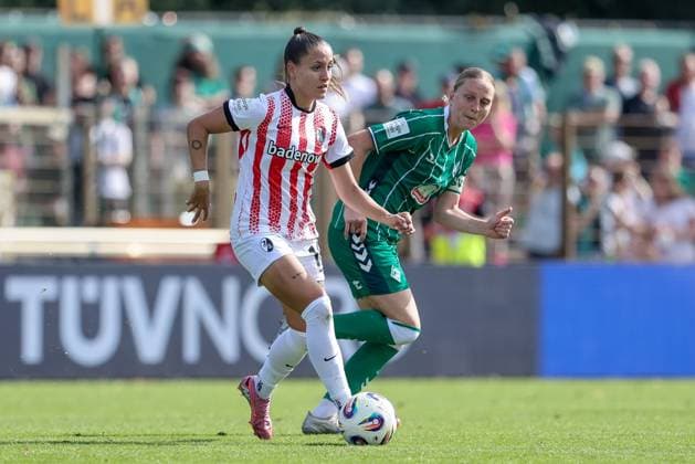 from left Selina Vobian SC Freiburg, 10 and Lina Hausicke SV Werder Bremen, 18 in a duel, dynamic, action, action, game scene, THE DFB REGULATIONS PROHIBIT ANY USE OF PHOTOGRAPHS AS IMAGE SEQUENCES AND OR QUASI VIDEO , 07 09 2025, Bremen Germany , Football, Google Pixel Womens Bundesliga, SV Werder Bremen SC Freiburg xobx