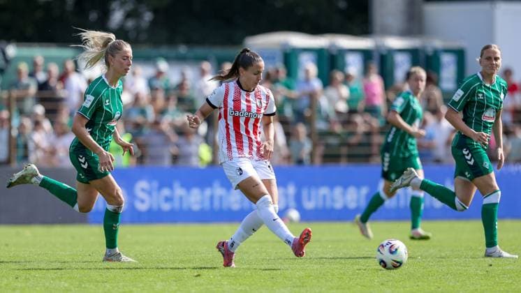 from left Sharon Beck SV Werder Bremen, 27 and Selina Vobian SC Freiburg, 10 in a duel, dynamic, action, action, game scene, THE DFB REGULATIONS PROHIBIT ANY USE OF PHOTOGRAPHS AS IMAGE SEQUENCES AND OR QUASI VIDEO , 07 09 2025, Bremen Germany , Football, Google Pixel Womens Bundesliga, SV Werder Bremen SC Freiburg xobx
