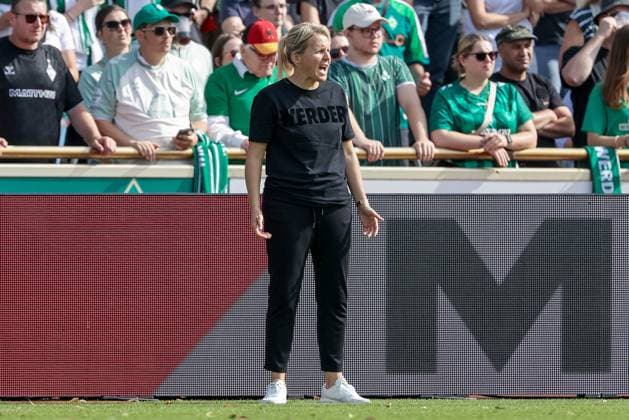 Friederike Kromp Fritzy Kromp, coach, head coach, SV Werder Bremen shouts, yells, screams, gives instructions, THE DFB GUIDELINES PROHIBIT ANY USE OF PHOTOGRAPHS AS IMAGE SEQUENCES AND OR QUASI VIDEO DFB REGULATIONS PROHIBIT ANY USE OF PHOTOGRAPHS AS IMAGE SEQUENCES AND OR QUASI VIDEO , 07 09 2025, Bremen Germany , Football, Google Pixel Women Bundesliga, SV Werder Bremen SC Freiburg xobx