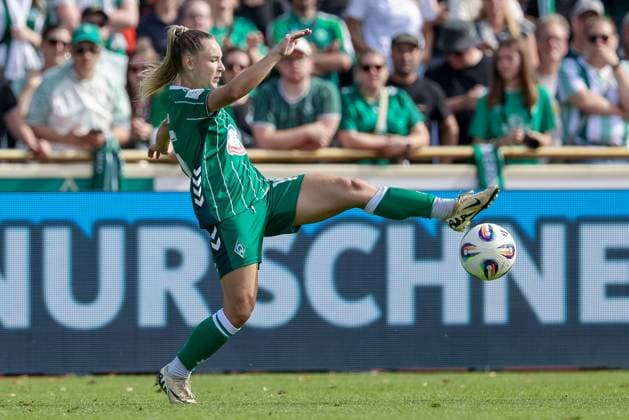 Michelle Weiß SV Werder Bremen, 15 on the ball, cropped image, single image, full body, action, action, game scene, THE DFB REGULATIONS PROHIBIT ANY USE OF PHOTOGRAPHS AS IMAGE SEQUENCES AND OR QUASI VIDEO , 07 09 2025, Bremen Germany , Football, Google Pixel Womens Bundesliga, SV Werder Bremen SC Freiburg xobx