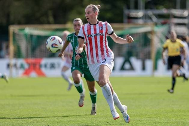 Julia Stierli SC Freiburg, 5 on the ball, single image, full body, action, action scene, THE DFB GUIDELINES PROHIBIT ANY USE OF PHOTOGRAPHS AS IMAGE SEQUENCES AND OR QUASI VIDEO, 07 09 2025, Bremen Germany , Football, Google Pixel Women Bundesliga, SV Werder Bremen SC Freiburg xobx