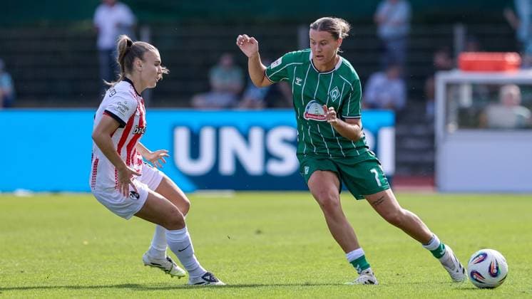 from left Alena Bienz SC Freiburg, 8 and Larissa Mühlhaus SV Werder Bremen, 7 in duel, duel, dynamic, action, action, game scene, THE DFB REGULATIONS PROHIBIT ANY USE OF PHOTOGRAPHS AS IMAGE SEQUENCES AND OR QUASI VIDEO , 07 09 2025, Bremen Germany , Football, Google Pixel Womens Bundesliga, SV Werder Bremen SC Freiburg xobx