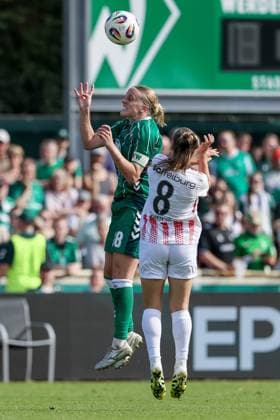Lina Hausicke SV Werder Bremen, 18 and Alena Bienz SC Freiburg, 8 in header duel, header, duel, action, action scene, THE DFB REGULATIONS PROHIBIT ANY USE OF PHOTOGRAPHS AS IMAGE SEQUENCES AND OR QUASI VIDEO , 07 09 2025, Bremen Germany , Football, Google Pixel Womens Bundesliga, SV Werder Bremen SC Freiburg xobx