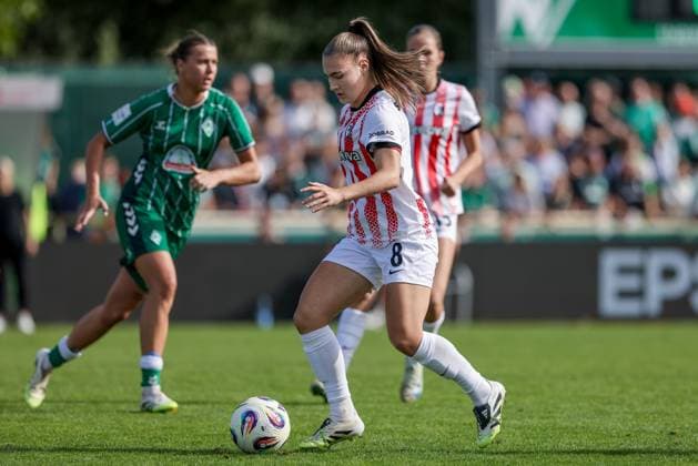 Alena Bienz SC Freiburg, 8 on the ball, single image, full body, action, action scene, THE DFB GUIDELINES PROHIBIT ANY USE OF PHOTOGRAPHS AS IMAGE SEQUENCES AND OR QUASI VIDEO, 07 09 2025, Bremen Germany , Soccer, Google Pixel Women Bundesliga, SV Werder Bremen SC Freiburg xobx