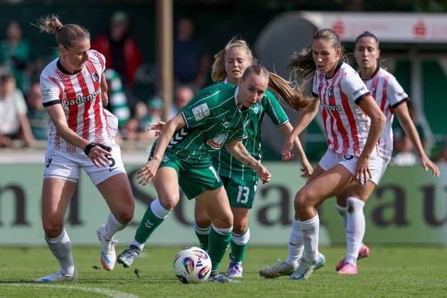 from left Julia Stierli SC Freiburg, 5 , Emöke Papai SV Werder Bremen, 16 and Maj Schneider SC Freiburg, 15 in duel, duel, dynamics, action, action, game scene, THE DFB REGULATIONS PROHIBIT ANY USE OF PHOTOGRAPHS AS IMAGE SEQUENCES AND OR QUASI VIDEO , 07 09 2025, Bremen Germany , Football, Google Pixel Womens Bundesliga, SV Werder Bremen SC Freiburg xobx
