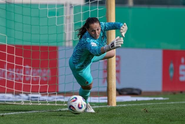 Laura Benkarth goalkeeper, SC Freiburg, 1 cant save the ball at the penalty kick, looks after the ball, penalty kick, game scene, action, action, THE DFB REGULATIONS PROHIBIT ANY USE OF PHOTOGRAPHS AS IMAGE SEQUENCES AND OR QUASI VIDEO , 07 09 2025, Bremen Germany , Football, Google Pixel Womens Bundesliga, SV Werder Bremen SC Freiburg xobx