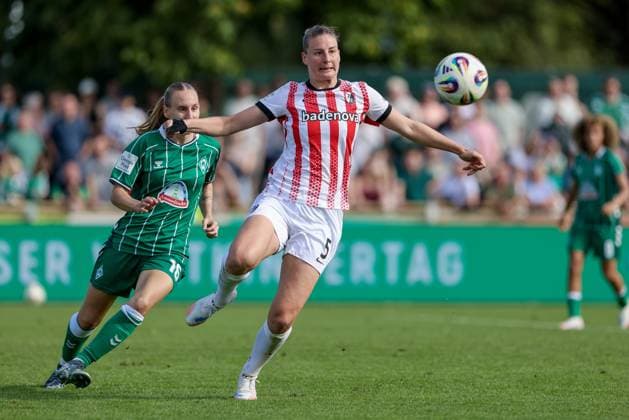 Julia Stierli SC Freiburg, 5 on the ball, single image, full body, action, action scene, THE DFB GUIDELINES PROHIBIT ANY USE OF PHOTOGRAPHS AS IMAGE SEQUENCES AND OR QUASI VIDEO, 07 09 2025, Bremen Germany , Football, Google Pixel Women Bundesliga, SV Werder Bremen SC Freiburg xobx