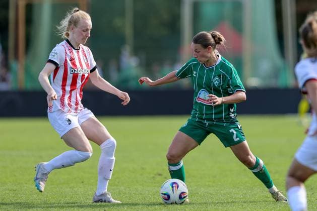 from left Meret Felde SC Freiburg, 4 and Chiara D Angelo SV Werder Bremen, 2 in duel, duel, dynamics, action, action, game scene, THE DFB REGULATIONS PROHIBIT ANY USE OF PHOTOGRAPHS AS IMAGE SEQUENCES AND OR QUASI VIDEO , 07 09 2025, Bremen Germany , Football, Google Pixel Womens Bundesliga, SV Werder Bremen SC Freiburg xobx
