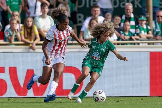 from left Aurelie Csillag SC Freiburg, 17 and Amira Arfaoui SV Werder Bremen, 8 in a duel, dynamic, action, action, game scene, THE DFB REGULATIONS PROHIBIT ANY USE OF PHOTOGRAPHS AS IMAGE SEQUENCES AND OR QUASI VIDEO , 07 09 2025, Bremen Germany , Football, Google Pixel Womens Bundesliga, SV Werder Bremen SC Freiburg xobx
