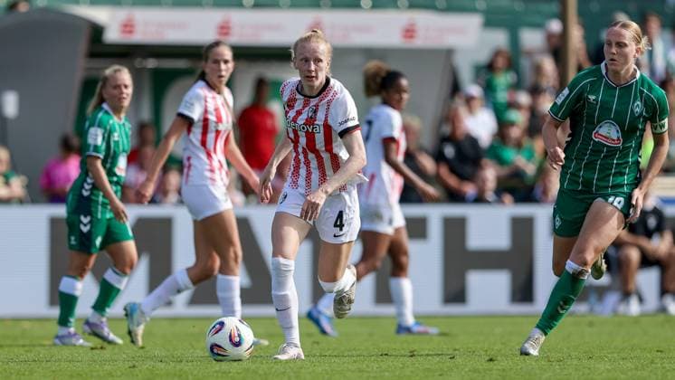 Meret Felde SC Freiburg, 4 on the ball, single image, full body, action, action scene, THE DFB GUIDELINES PROHIBIT ANY USE OF PHOTOGRAPHS AS IMAGE SEQUENCES AND OR QUASI VIDEO, 07 09 2025, Bremen Germany , Football, Google Pixel Women Bundesliga, SV Werder Bremen SC Freiburg xobx