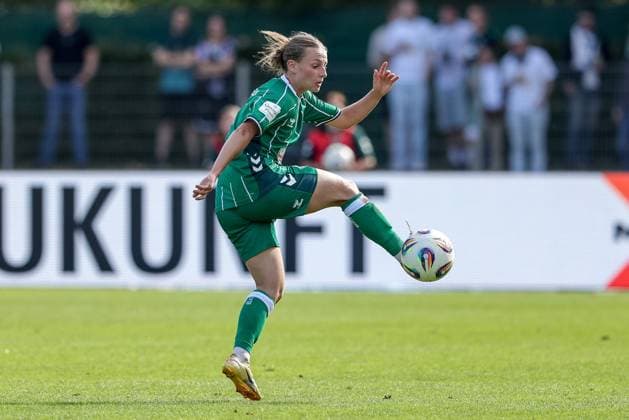 Chiara D Angelo SV Werder Bremen, 2 on the ball, cropped image, single image, full body, action, action, match scene, THE DFB REGULATIONS PROHIBIT ANY USE OF PHOTOGRAPHS AS IMAGE SEQUENCES AND OR QUASI VIDEO , 07 09 2025, Bremen Germany , Football, Google Pixel Womens Bundesliga, SV Werder Bremen SC Freiburg xobx