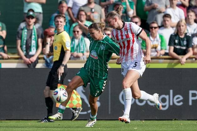 from left Larissa Mühlhaus SV Werder Bremen, 7 and Julia Stierli SC Freiburg, 5 in duel, duel, dynamic, action, action, game scene, THE DFB REGULATIONS PROHIBIT ANY USE OF PHOTOGRAPHS AS IMAGE SEQUENCES AND OR QUASI VIDEO , 07 09 2025, Bremen Germany , Football, Google Pixel Womens Bundesliga, SV Werder Bremen SC Freiburg xobx