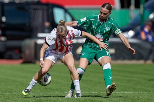 from left Sophie Nachtigall SC Freiburg, 27 and Lina Hausicke SV Werder Bremen, 18 in a duel, dynamic, action, action, game scene, THE DFB REGULATIONS PROHIBIT ANY USE OF PHOTOGRAPHS AS IMAGE SEQUENCES AND OR QUASI VIDEO , 07 09 2025, Bremen Germany , Football, Google Pixel Womens Bundesliga, SV Werder Bremen SC Freiburg xobx