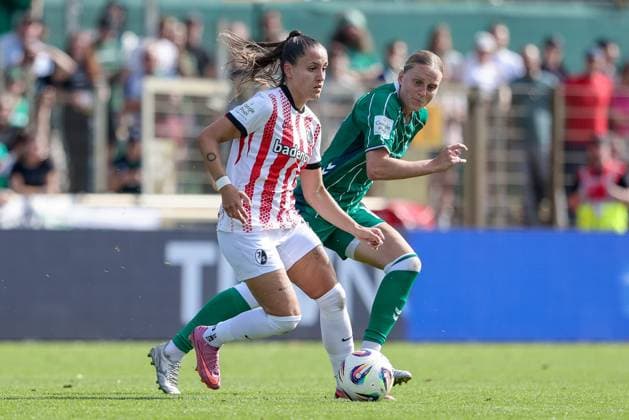 from left Selina Vobian SC Freiburg, 10 and Lina Hausicke SV Werder Bremen, 18 in a duel, dynamic, action, action, game scene, THE DFB REGULATIONS PROHIBIT ANY USE OF PHOTOGRAPHS AS IMAGE SEQUENCES AND OR QUASI VIDEO , 07 09 2025, Bremen Germany , Football, Google Pixel Womens Bundesliga, SV Werder Bremen SC Freiburg xobx