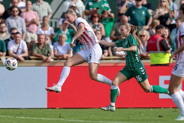 from left Julia Stierli SC Freiburg, 5 and Emöke Papai SV Werder Bremen, 16 in a duel, dynamic, action, action, game scene, THE DFB REGULATIONS PROHIBIT ANY USE OF PHOTOGRAPHS AS IMAGE SEQUENCES AND OR QUASI VIDEO , 07 09 2025, Bremen Germany , Football, Google Pixel Womens Bundesliga, SV Werder Bremen SC Freiburg xobx