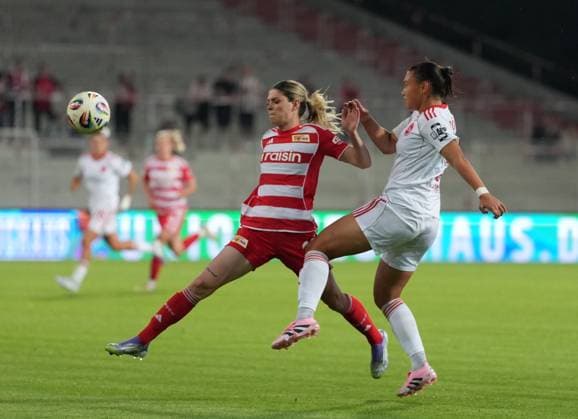 07 09 2025 Soccer Season 2025 2026 1 Google Pixel Women Bundesliga 1 Matchday 1 FC Union Berlin Women FCU 1 FC Nuremberg Women FCN Club Clubwomen ChPr xchxprx from right Clara Fröhlich 5, 1 FC Nuremberg FCN Eileen Campbell 10, 1 FC Union Berlin
