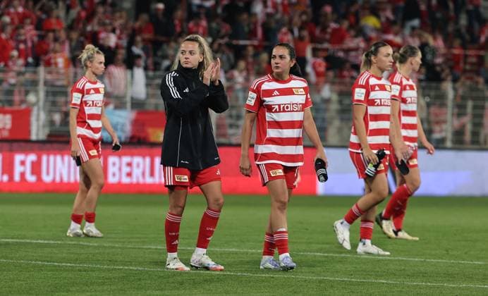 Jenny Hipp, Athanasia Moraitou, Union womens team disappointed at the lap of honor after the end of the match Sports Football Soccer 1 Bundesliga Women Women Season 2025 2026 07 09 2025 1 FC Union Berlin vs 1 FC Nürnberg FCN DFL regulations prohibit any use of photographs as image sequences and or quasi video