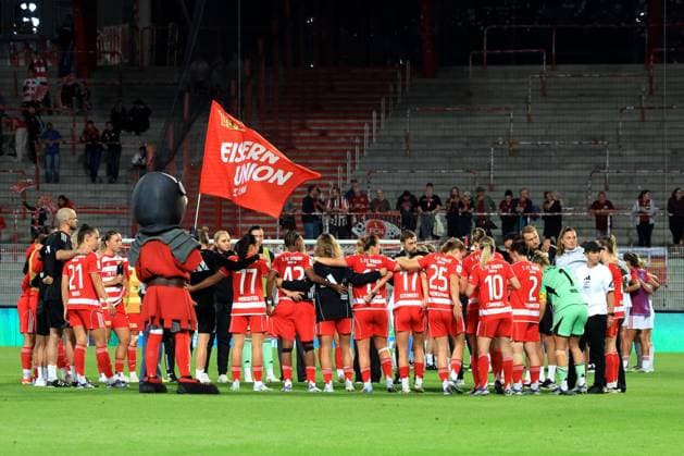 DEU, 2 BL, Frauen, 1 FC Union vs 1 FC Nuernberg, 07 09 2025, Stadion Alte Foersterei, Berlin, DEU, 2 BL, Frauen, 1 FC Union vs 1 FC Nuernberg, im Bild Union Spielerinnenkreis DFL regulations prohibit any use of Photographs as image sequences and or quasi video nordphotoxGmbHx xEngler nph00076