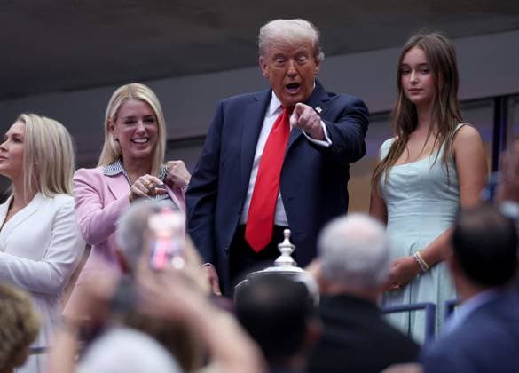 Donald Trump, President of the United States, greets the crowds in Arthur Ashe Stadium during the Mens US Open 2025 US Open, Day Fifteen, USTA Billie Jean King National Tennis Center, New York, USA - 07 Sept 2025New York USTA Billie Jean King National T New York (NY) United States of America  Copyright: xEllaxLing Shutterstockx 15467801t