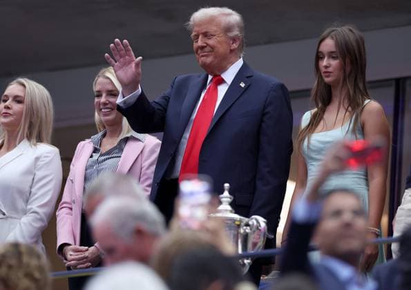 Donald Trump, President of the United States, greets the crowds in Arthur Ashe Stadium during the Mens US Open 2025 US Open, Day Fifteen, USTA Billie Jean King National Tennis Center, New York, USA - 07 Sept 2025New York USTA Billie Jean King National T New York (NY) United States of America  Copyright: xEllaxLing Shutterstockx 15467801p