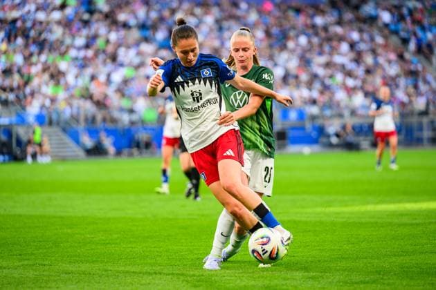 Soccer I Women I Season 2025 2026 I Bundesliga I 1 Matchday I Hamburger SV VfL Wolfsburg I 07 09 2025 Maria Mikolajova 27, Hamburger SV , Vivien Endemann 25, VfL Wolfsburg Hamburg Volksparkstadion Hamburg Germany Copyright: xLobecax xHenningxRohlfsx