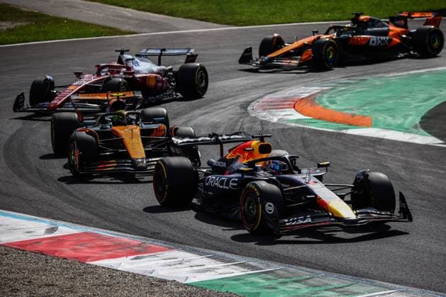 F1 Italian Grand Prix Max Verstappen of Red Bull Racing leads during a start of the F1 Grand Prix of Italy at Autodromo Nazionale Monza on September 7th, 2025 in Monza, Italy Monza Italy  Copyright: xBeataxZawrzelx originalFilename:zawrzel-f1italia250907_npulI.jpg