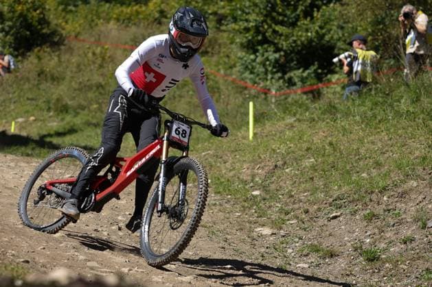 07 09 2025, ChampÃ ry, ChampÃ ry 2025 UCI Mountain Bike World Championships, Yannick Baechler SUI incurring in a flat tire during the Men s Downhill Final ChampÃ ry Grand Paradis Valais Switzerland Copyright: xJustPictures.ch FrancescoxMinghettix jp-en-FrMi-MNG_6028