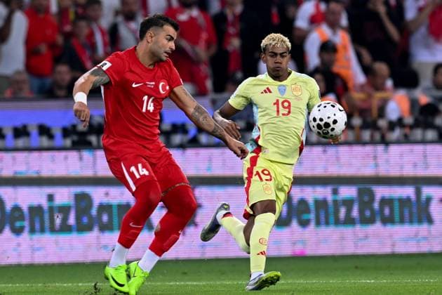 Turkiye v Spain - 2026 FIFA World Cup, WM, Weltmeisterschaft, Fussball European Qualifiers KONYA, TURKIYE - SEPTEMBER 7: Abdulkerim Bardakci (14) of Turkiye in action against Lamine Yamal (19) of Spain during the 2026 FIFA World Cup European Qualifiers Group E second match between Turkiye and Spain at Medas Konya Buyuksehir Stadium in Konya, Turkiye, on September 7, 2025. Mehmet Ali Ozcan Anadolu Konya Turkey. Editorial use only. Please get in touch for any other usage.  Copyright: x2025xAnadoluxMehmetxAlixOzcanx