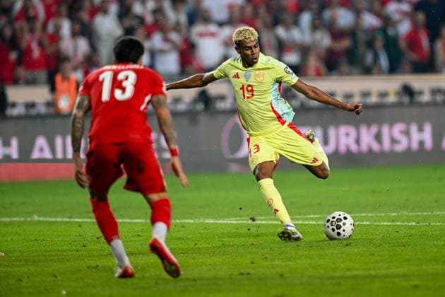 Turkiye v Spain - 2026 FIFA World Cup, WM, Weltmeisterschaft, Fussball European Qualifiers KONYA, TURKIYE - SEPTEMBER 7: Eren Elmali (13) of Turkiye in action against Lamine Yamal (19) of Spain during the 2026 FIFA World Cup European Qualifiers Group E second match between Turkiye and Spain at Medas Konya Buyuksehir Stadium in Konya, Turkiye, on September 7, 2025. Mehmet Ali Ozcan Anadolu Konya Turkey. Editorial use only. Please get in touch for any other usage.  Copyright: x2025xAnadoluxMehmetxAlixOzcanx