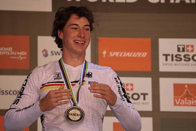 07 09 2025, ChampÃ ry, ChampÃ ry 2025 UCI Mountain Bike World Championships, Henri Kiefer GER , Silver Medal at the Downhill World Championship during the award ceremony ChampÃ ry Grand Paradis Valais Switzerland Copyright: xJustPictures.ch FrancescoxMinghettix jp-en-FrMi-MNG_8542