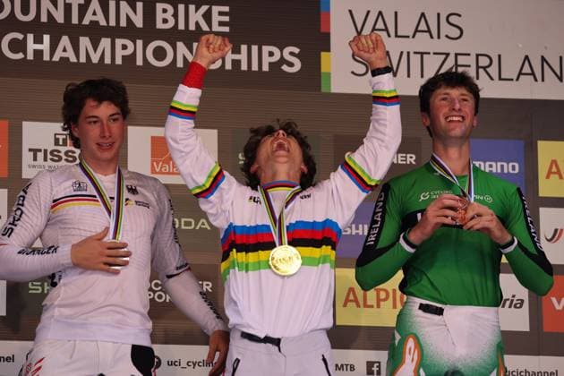 07 09 2025, ChampÃ ry, ChampÃ ry 2025 UCI Mountain Bike World Championships, The Elite Men Downhill Podium from right to left Henri Kiefer GER , Silver, Jackson Goldstone CAN , Gold and Ronan Dunne IRL , Bronze at the award ceremony ChampÃ ry Grand Paradis Valais Switzerland Copyright: xJustPictures.ch FrancescoxMinghettix jp-en-FrMi-MNG_8670