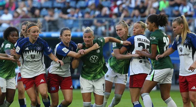 Melanie Brunnthaler HSV , far left,Alexandra Popp VfL Wolfsburg is pinned down Football, GER, Women, Women, Flyeralarm Womens Bundesliga, Season 2025 2026, Volksparkstadion, Matchday 1 Hamburger SV vs VfL Wolfsburg, 3 3