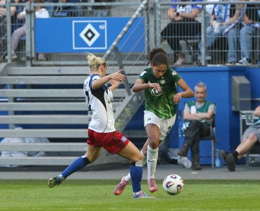 Duel between Sophie Hillebrand HSV and Cora Zicai VfL Wolfsburg Football, GER, Women, Women, Flyeralarm Womens Bundesliga, Season 2025 2026, Volksparkstadion, 1 Matchday Hamburger SV vs VfL Wolfsburg, 3 3