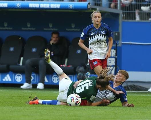 Duel between Jobina Lahr HSV and Janou Levels VfL Wolfsburg Football, GER, Women, Women, Flyeralarm Womens Bundesliga, Season 2025 2026, Volksparkstadion, 1 Matchday Hamburger SV vs VfL Wolfsburg, 3 3