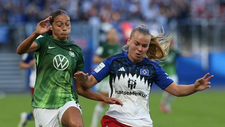 Kessya Bussy VfL Wolfsburg , Svea Stoldt HSV Football, GER, Women, Women, Flyeralarm Womens Bundesliga, Season 2025 2026, Volksparkstadion, 1 Matchday Hamburger SV vs VfL Wolfsburg, 3 3