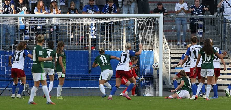 3 3 equalizer by Svea Stoldt HSV 8, Stina Johannes VfL Wolfsburg in goal, phantom goal Football, GER, Women, Women, Flyeralarm Womens Bundesliga, Season 2025 2026, Volksparkstadion, 1 Matchday Hamburger SV vs VfL Wolfsburg, 3 3