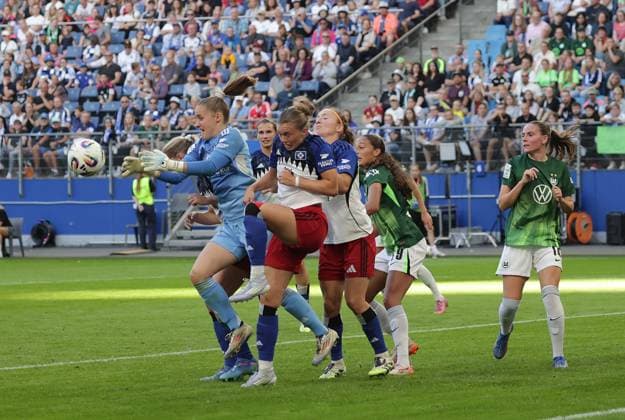 Laura Sieger HSV klaert den Ball Fußball, GER, Frauen, Damen, Flyeralarm Frauen Bundesliga, Saison 2025 2026, Volksparkstadion, 1 Spieltag Hamburger SV gegen VfL Wolfsburg, 3 3
