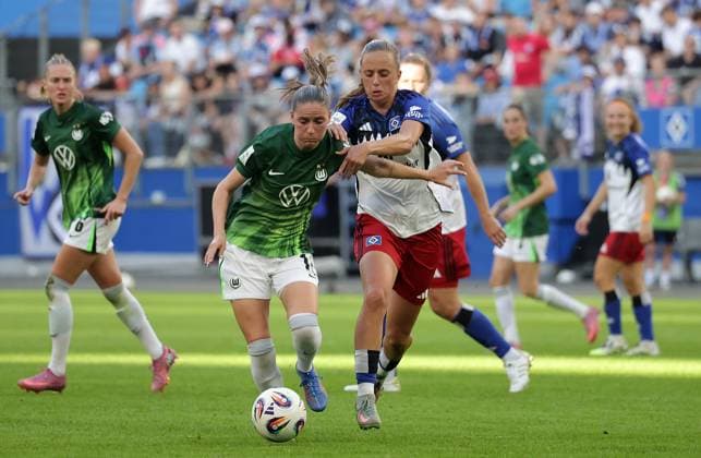 Duel between Smilla Vallotto VfL Wolfsburg and Victoria Schwalm HSV Football, GER, Women, Women, Flyeralarm Womens Bundesliga, Season 2025 2026, Volksparkstadion, 1 Matchday Hamburger SV vs VfL Wolfsburg, 3 3