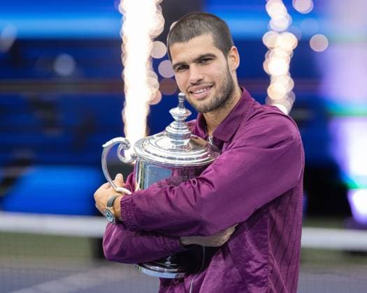 Winner Carlos Alcaraz ESP with the trophy, Trophy, Men s Singles, Award Ceremony, Presentationl, US Open Championships 2025, USTA Billie Jean King National Tennis Center, Flushing Meadows, New York, USA Copyright: xJuergenxHasenkopfx