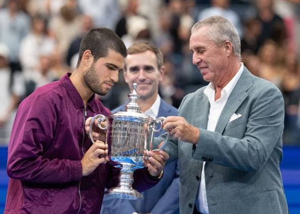 Tennis legend Ivan Lendl presents Carlos Alcaraz ESP with the trophy, Trophy Men s Singles, Award Ceremony, Presentationl, US Open Championships 2025, USTA Billie Jean King National Tennis Center, Flushing Meadows, New York, USA Copyright: xJuergenxHasenkopfx