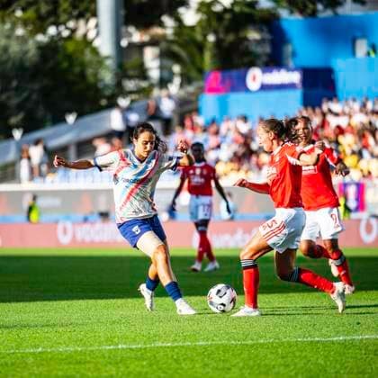 September 7, 2025, Estoril, Lisbon, Portugal: Bruna Ramos of Torreense in another attack, during the the game, between SL Benfica vs Torreense, Vodafone Women s Super Cup 2025, at Anto³nio Coimbra da Mota Stadium, September 7, 2025 Estoril Portugal - ZUMAr200 20250907_zsp_r200_008 Copyright: xNunoxReisinhox