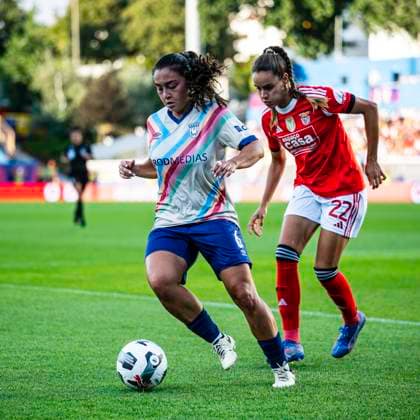 September 7, 2025, Estoril, Lisbon, Portugal: Maile Hayes of Torreense in control of the ball in another attack, during the the game, between SL Benfica vs Torreense, Vodafone Women s Super Cup 2025, at Anto³nio Coimbra da Mota Stadium, September 7, 2025 Estoril Portugal - ZUMAr200 20250907_zsp_r200_015 Copyright: xNunoxReisinhox