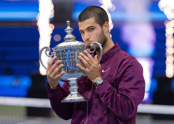 Winner Carlos Alcaraz ESP kisses the trophy, Trophy, Men s Singles, Award Ceremony, Presentationl, US Open Championships 2025, USTA Billie Jean King National Tennis Center, Flushing Meadows, New York, USA Copyright: xJuergenxHasenkopfx
